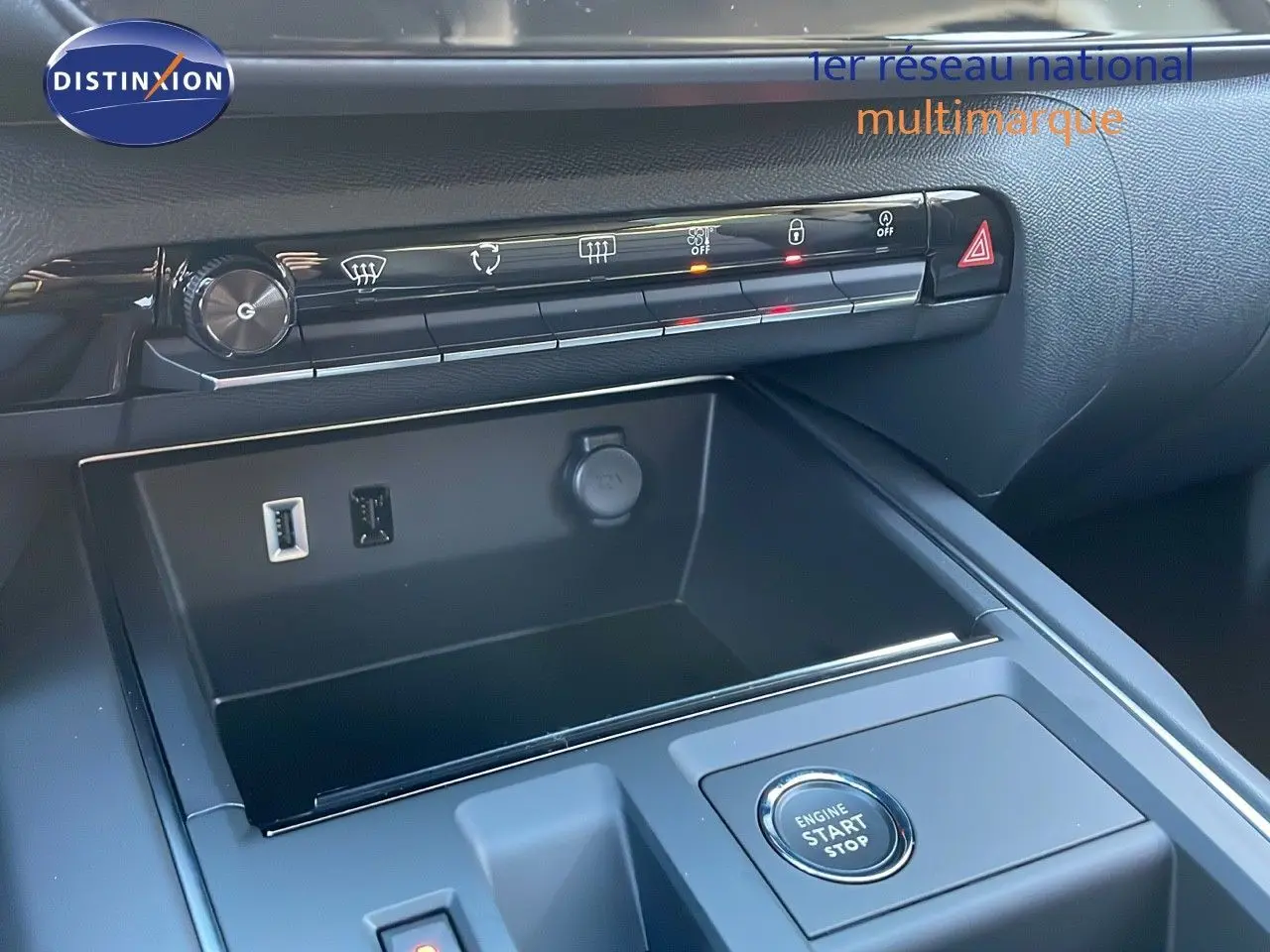 Gros plan sur la console centrale noire du Citroën C5 Aircross 2025, avec bouton start/stop et ports USB visibles.