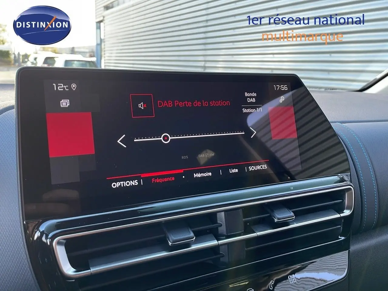 Écran tactile central du Citroën C5 Aircross 2025 affichant une interface radio DAB, avec tableau de bord noir et surpiqûres bleues.