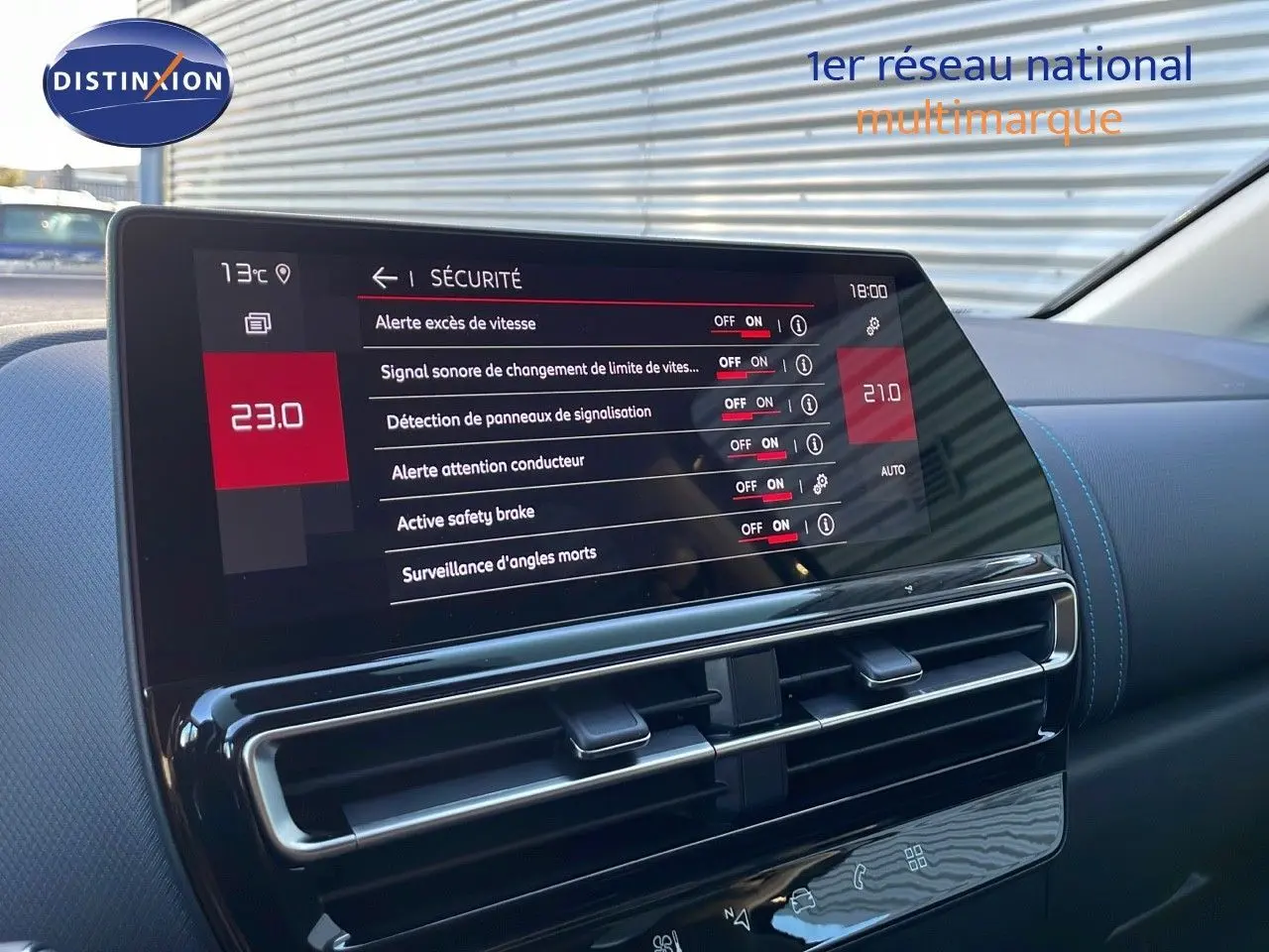 Vue intérieure du tableau de bord du Citroën C5 Aircross 2025, écran tactile affichant les options de sécurité.