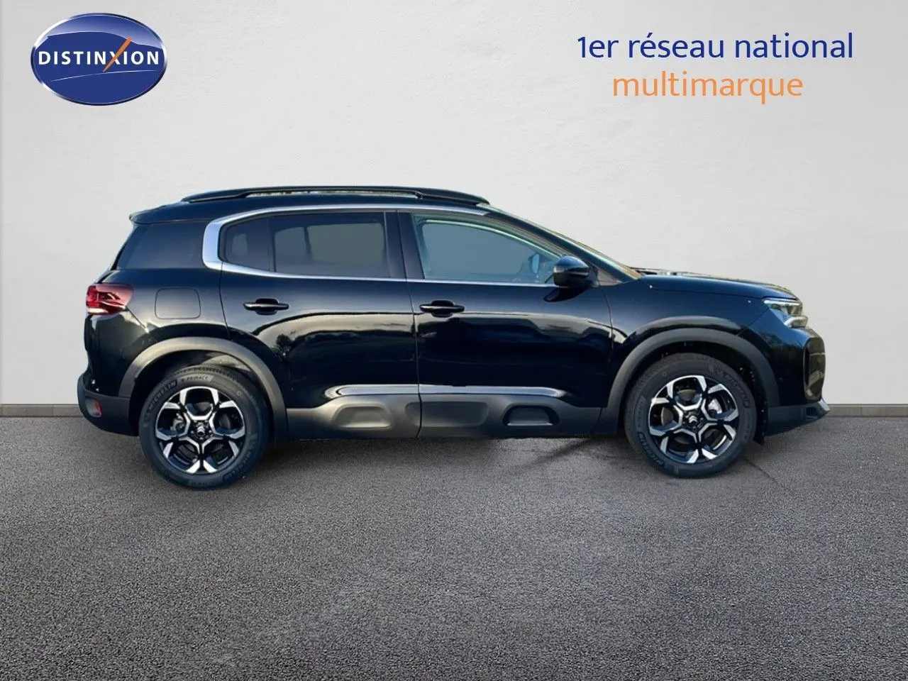 Profil droit d'un Citroën C5 Aircross 2025 noir Perla Metal avec jantes bi-ton et protections latérales grises.