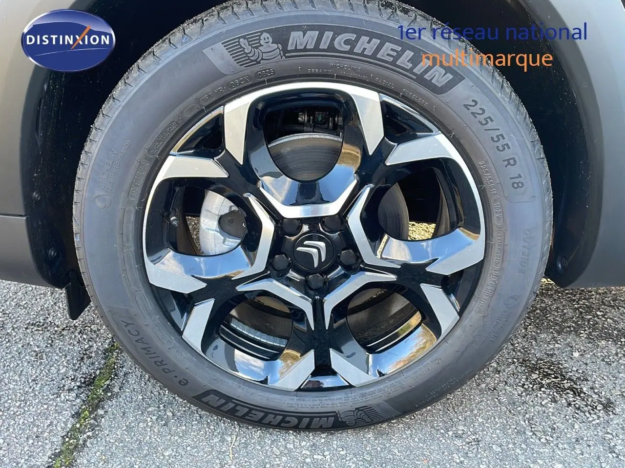 Gros plan sur la roue avant droite d'un Citroën C5 Aircross noir Perla Metal avec jante alliage bicolore et pneu Michelin.