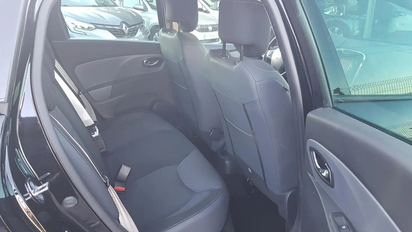 Vue intérieure côté gauche sur les sièges arrière noirs d'une Renault Clio IV Estate TCe 120 GT de 2015.