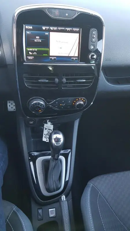 Console centrale de Renault Clio IV Estate TCe 120 GT 2015, avec écran tactile, commandes climatisation et levier de boîte auto.