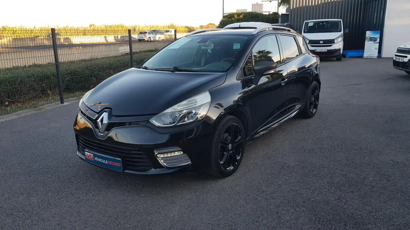 Renault Clio IV Estate noir vue 3/4 avant droit avec jantes alliage noires et feux diurnes LED.