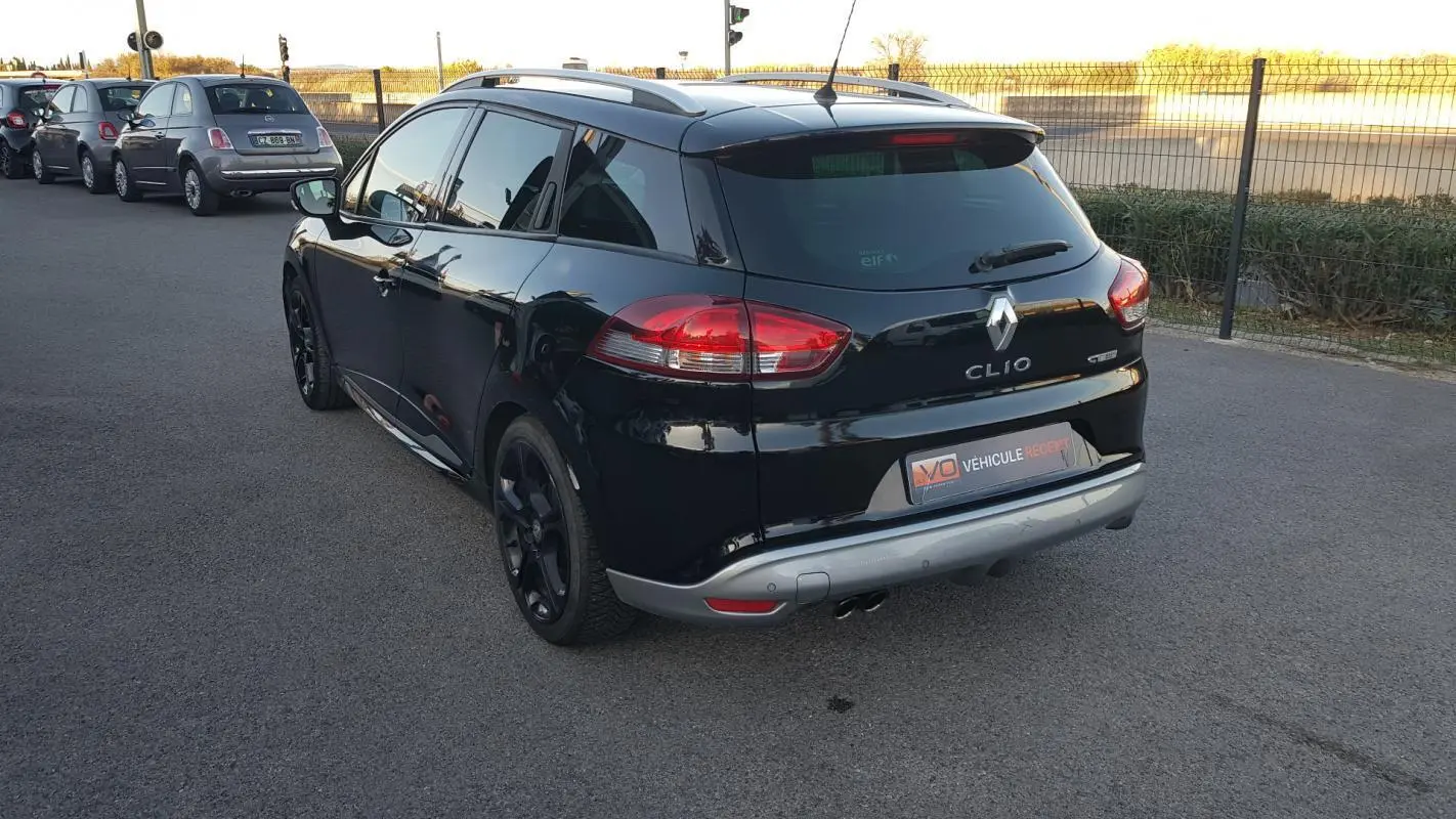 Renault Clio IV Estate TCe 120 GT noir vue 3/4 arrière droit avec jantes alliage noires et vitres surteintées.