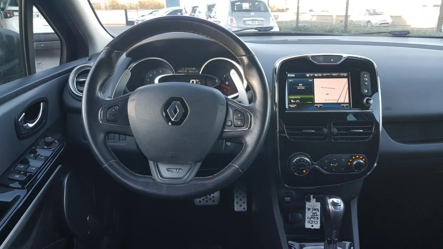 Intérieur de Renault Clio IV Estate TCe 120 GT 2015, vue du tableau de bord avec volant cuir et écran tactile central.