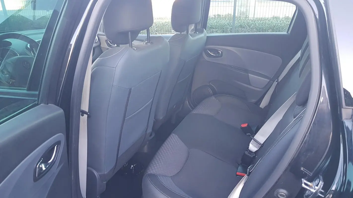 Vue intérieure côté droit sur les sièges arrière noirs et les appuis-tête d'une Renault Clio IV Estate TCe 120 GT EDC 2015.