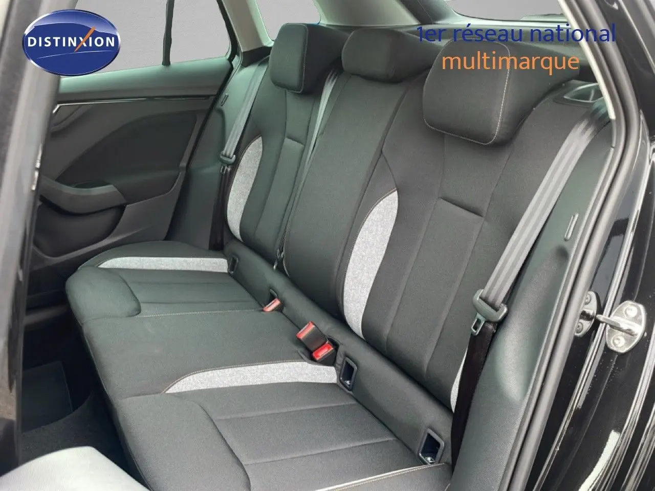 Vue intérieure côté droit des sièges arrière en tissu noir et gris du Skoda Kamiq noir magique métal 2025.