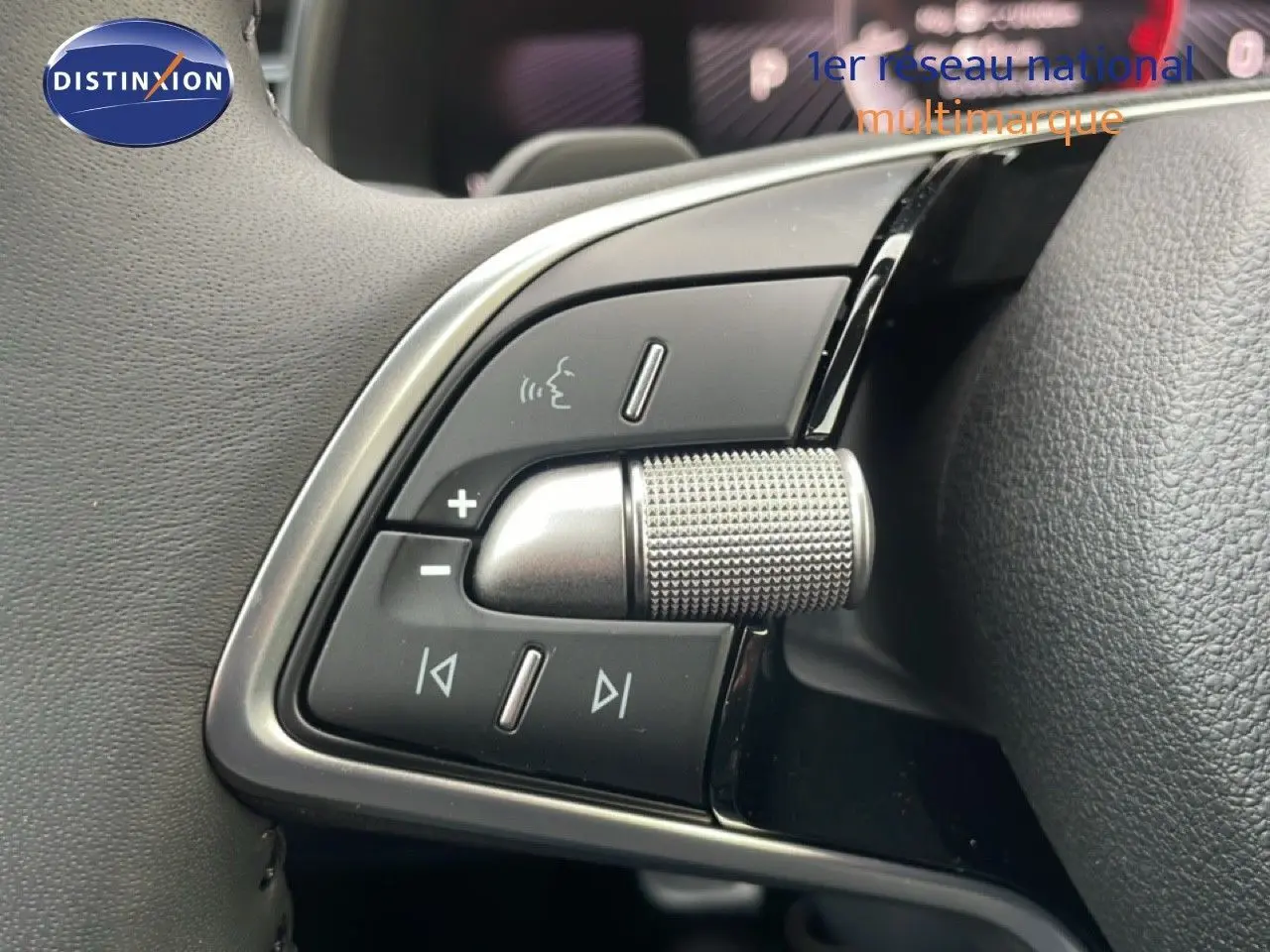 Gros plan sur les commandes multifonctions côté gauche du volant d’un Skoda Kamiq noir magique métal, finition 2025.