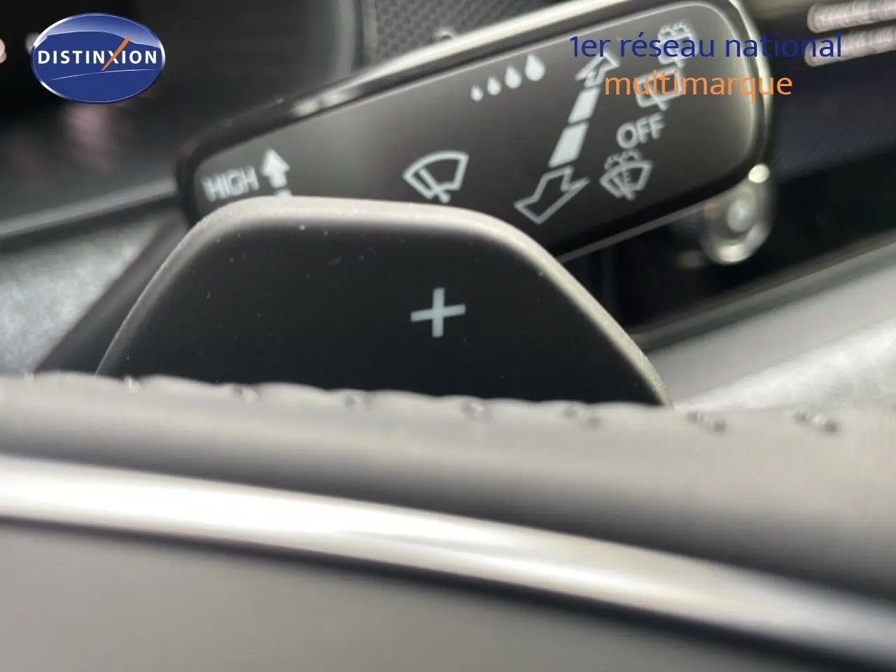 Gros plan sur la palette de changement de vitesse droite dans l’habitacle noir du Skoda Kamiq 2025 finition Selection.