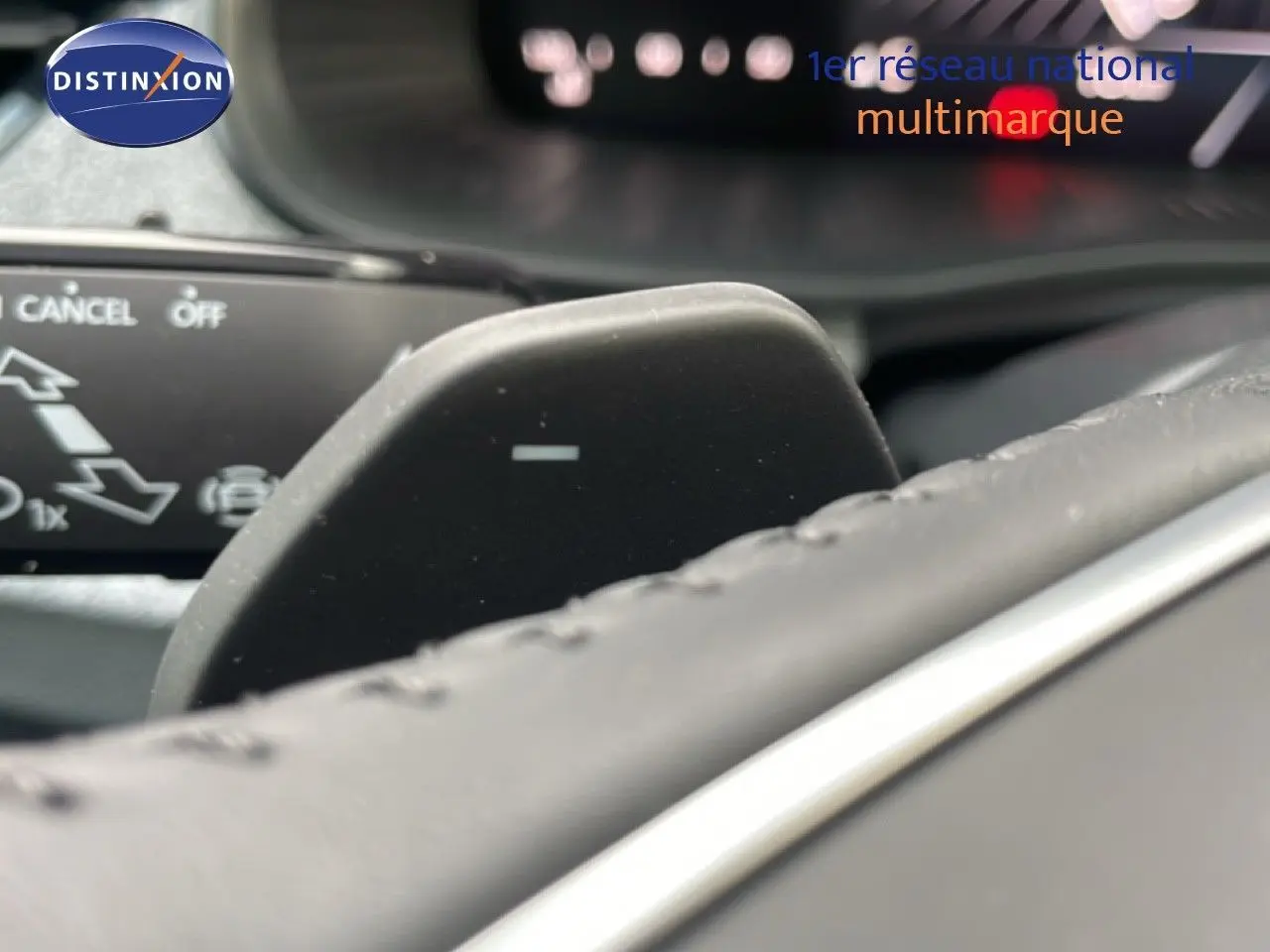 Gros plan sur la palette de changement de vitesse au volant du Skoda Kamiq noir magique métal, intérieur cuir noir.