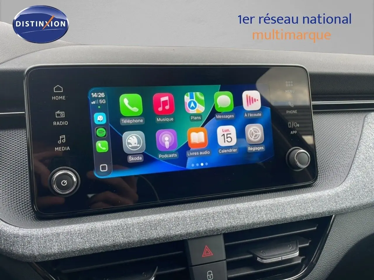 Écran tactile central du Skoda Kamiq noir magique, affichant les applications connectées avec commandes tactiles autour.