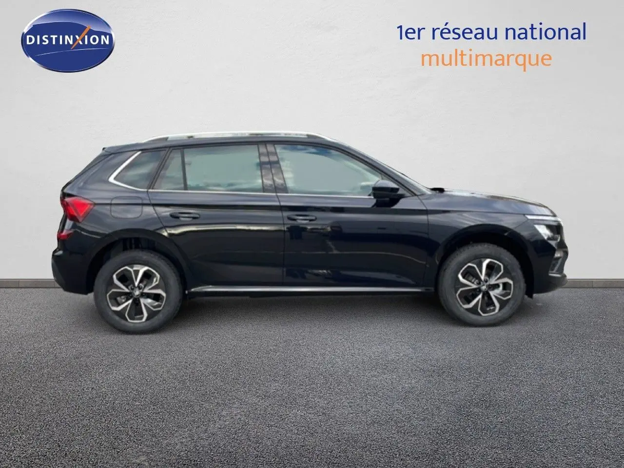 Vue de profil côté gauche d’un Skoda Kamiq noir magique métal 2025 avec jantes alliage et vitres teintées.