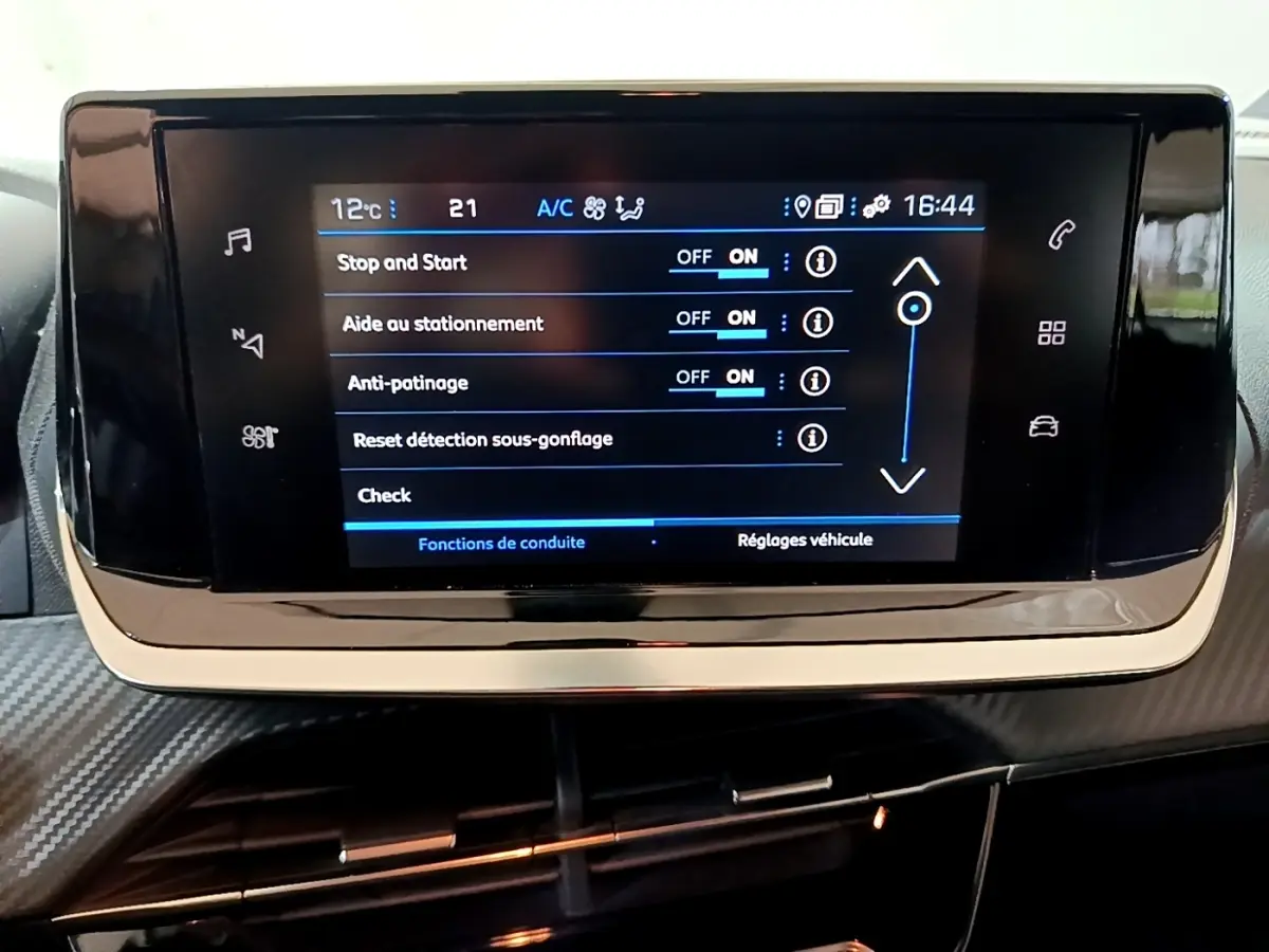 Écran tactile central du tableau de bord de la Peugeot 2008 gris clair, affichant les réglages d’aide à la conduite.