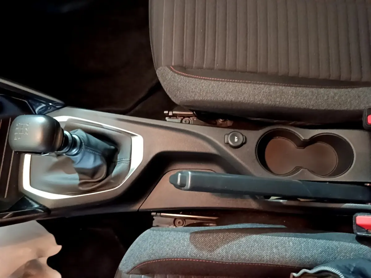 Vue rapprochée de la console centrale intérieure du Peugeot 2008 gris clair, avec levier de vitesses manuel et frein à main.