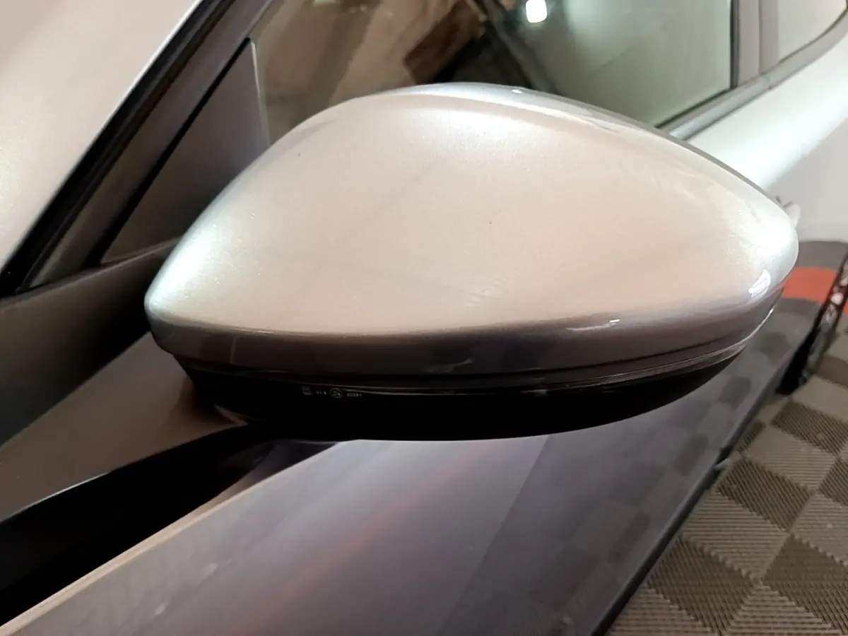 Rétroviseur côté droit gris clair du Peugeot 2008 PureTech 100 S&S ACTIVE BUSINESS 2021, vue rapprochée.