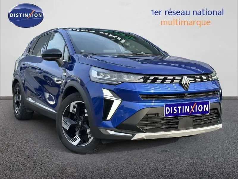 Renault Symbioz 1.6 E-Tech hybride bleu, vue 3/4 avant avec calandre distinctive et jantes noires et argentées.