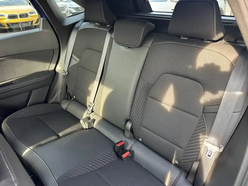Vue intérieure de la banquette arrière noire du Renault Symbioz 2025, avec ceintures de sécurité et appuie-têtes visibles.