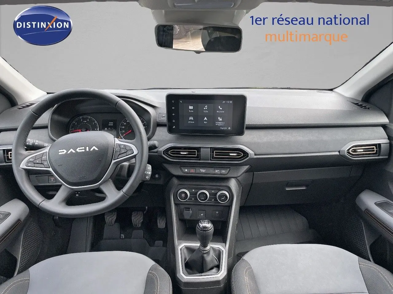 Intérieur avant de la Dacia Sandero Stepway 2024 bleu Iron Metal, tableau de bord moderne avec écran tactile et volant multifonction.