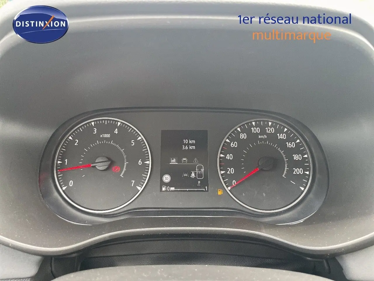 Vue rapprochée du tableau de bord de la Dacia Sandero Stepway 2024, affichant compte-tours et compteur de vitesse.