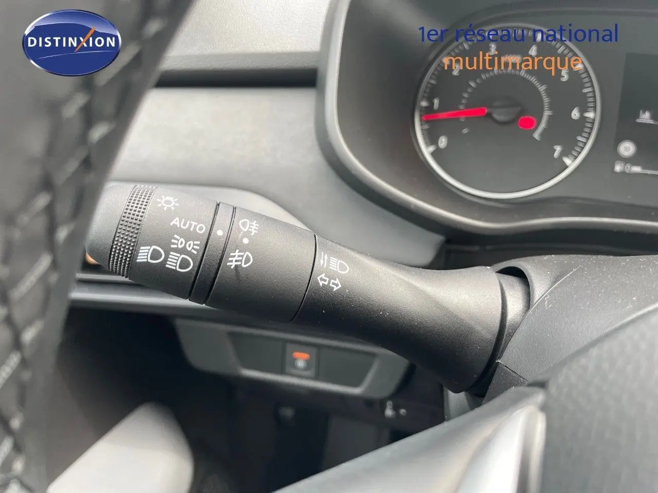 Le commodo d'éclairage avec réglages automatiques sur le tableau de bord d'une Dacia Sandero Stepway 2024.