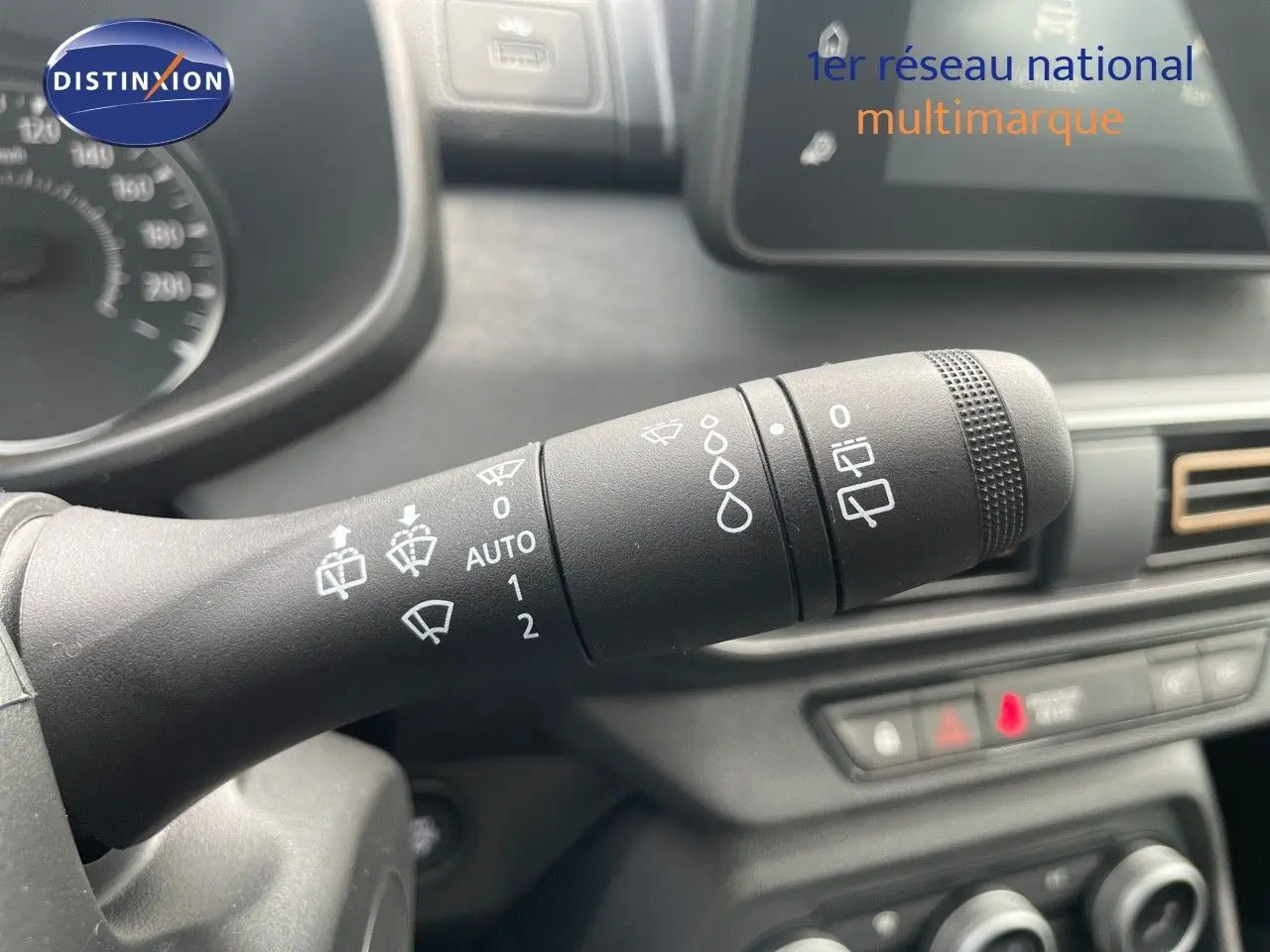 Gros plan sur la commande des essuie-glaces dans l'habitacle d'une Dacia Sandero Stepway 2024.
