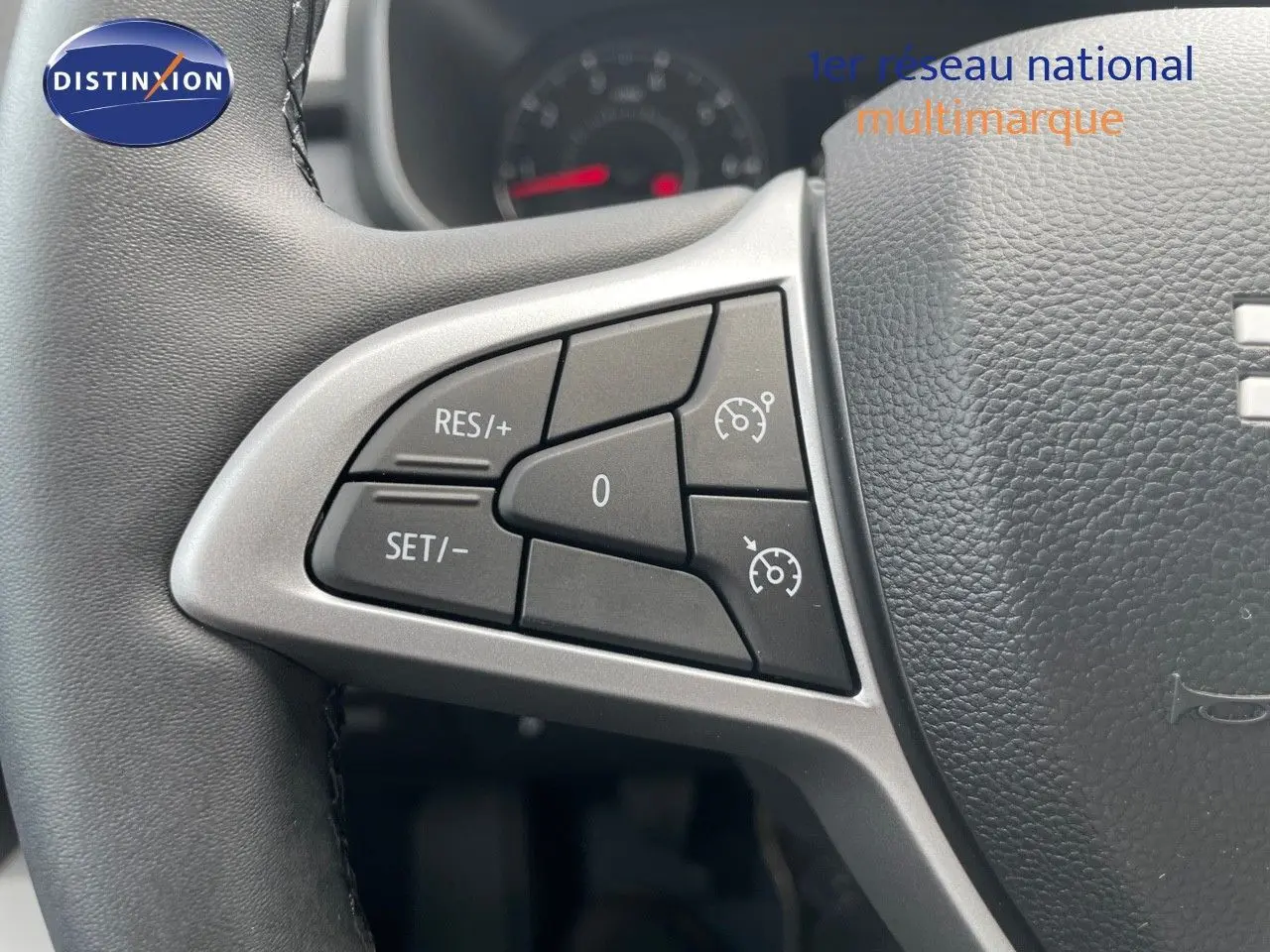 Gros plan sur les commandes de régulateur de vitesse au volant en cuir noir du Dacia Sandero Stepway 2024.