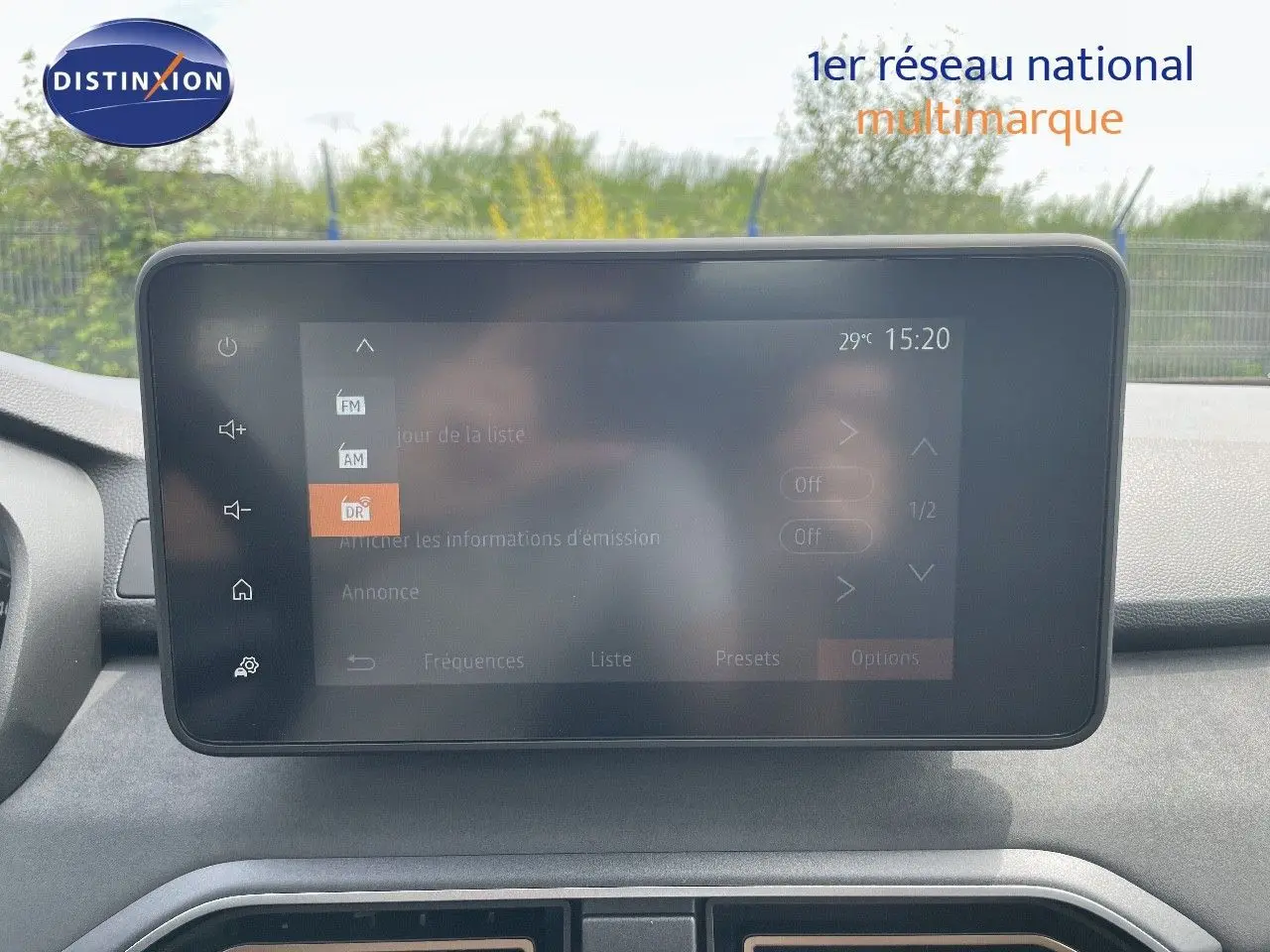 Écran tactile central du tableau de bord de la Dacia Sandero Stepway 2024, affichant les options radio.