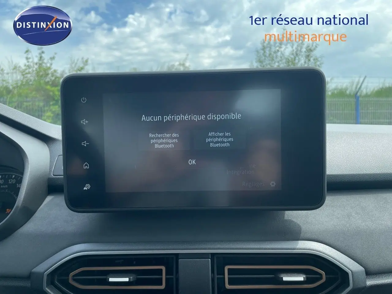 Écran tactile central affichant les options Bluetooth sur le tableau de bord de la Dacia Sandero Stepway 2024.