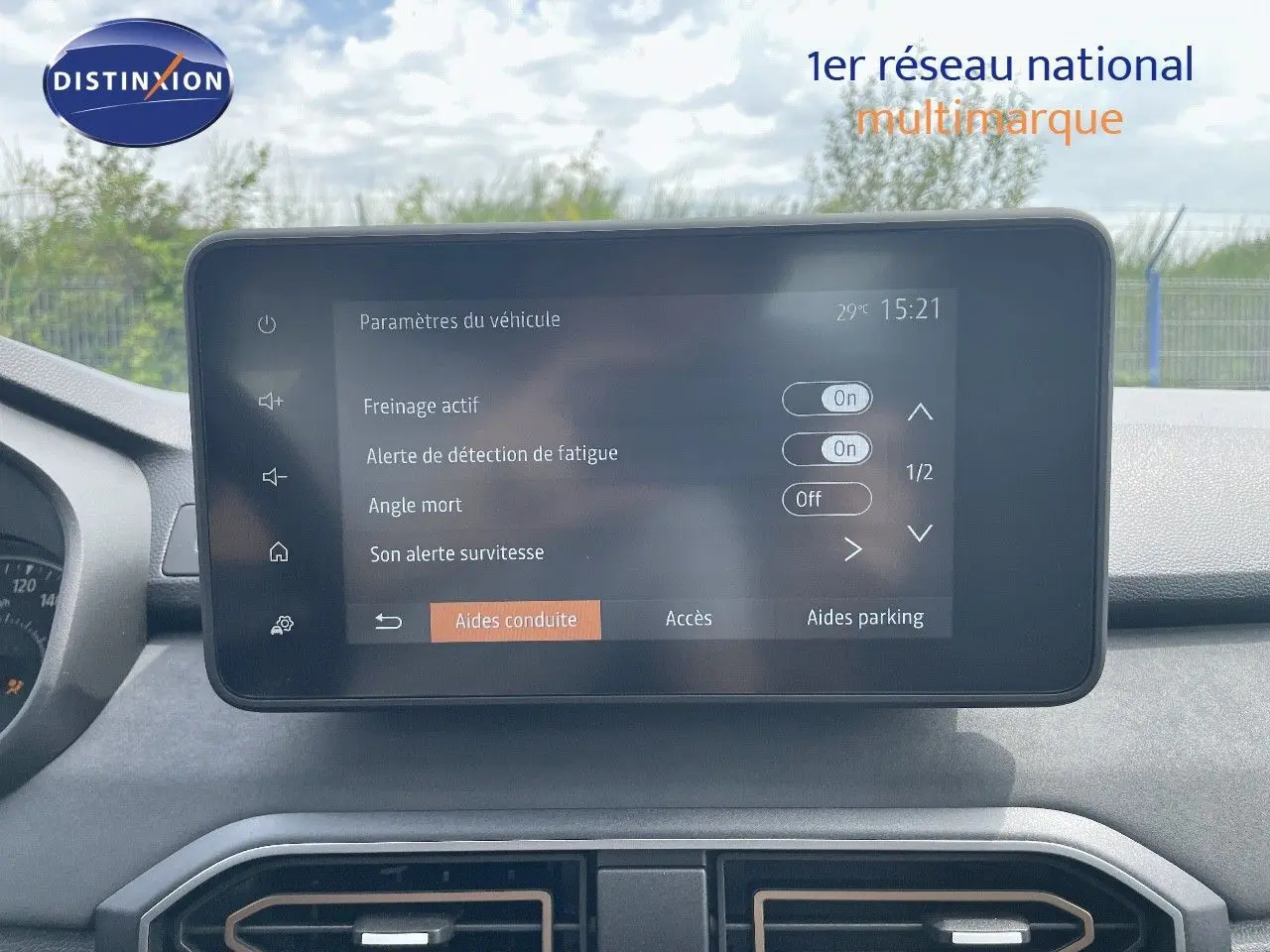 Écran tactile du tableau de bord de la Dacia Sandero Stepway 2024 affichant les paramètres d'aides à la conduite.