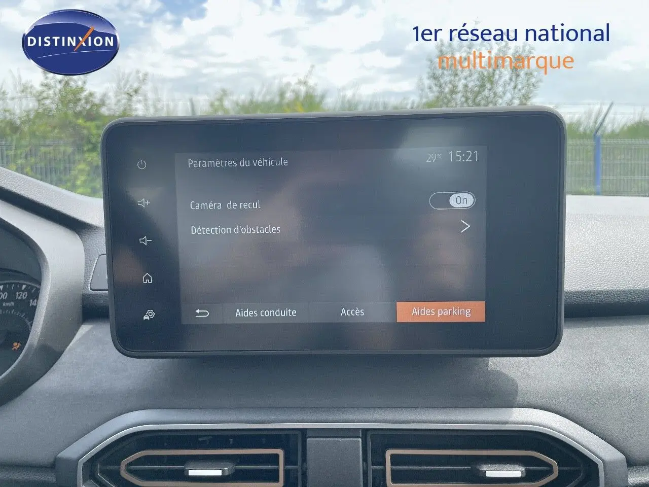 Écran tactile central affichant les paramètres d'aide au stationnement dans une Dacia Sandero Stepway 2024.