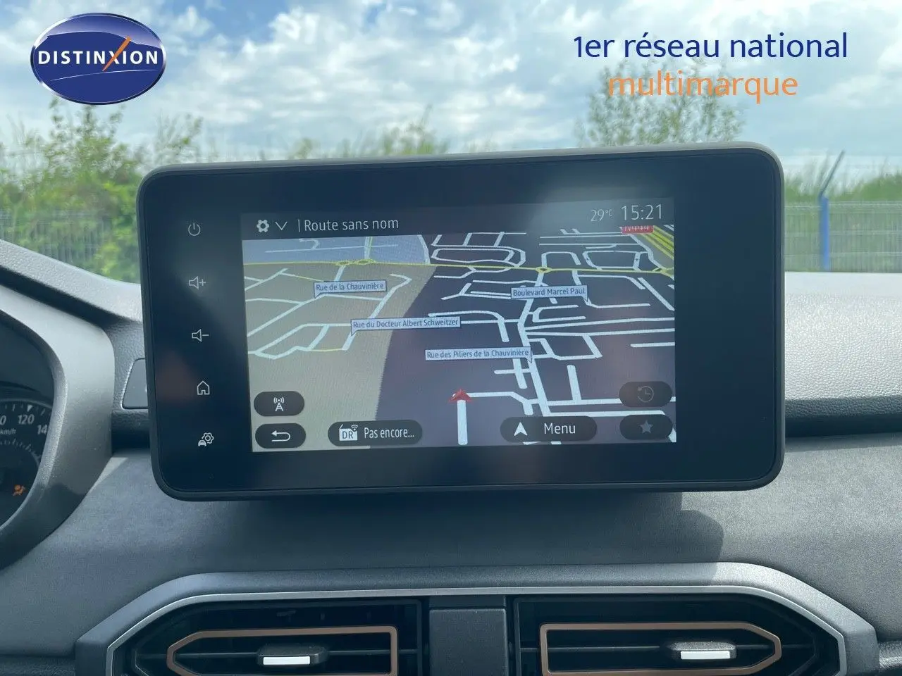 Écran tactile GPS affichant une carte, intégré au tableau de bord d'une Dacia Sandero Stepway 2024.