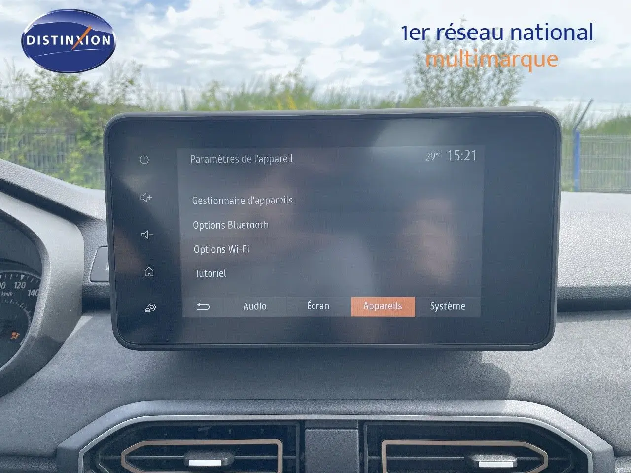 Écran tactile central affichant les paramètres Bluetooth et Wi-Fi dans l'habitacle d'une Dacia Sandero Stepway 2024.