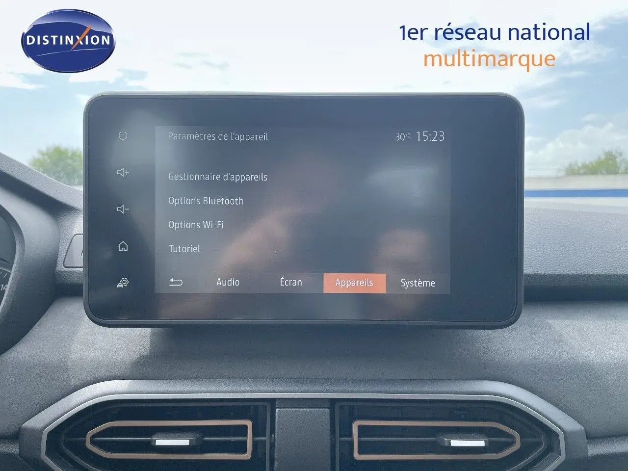 Écran tactile central affichant les paramètres Bluetooth et Wi-Fi dans l'habitacle d'une Dacia Sandero Stepway 2024.