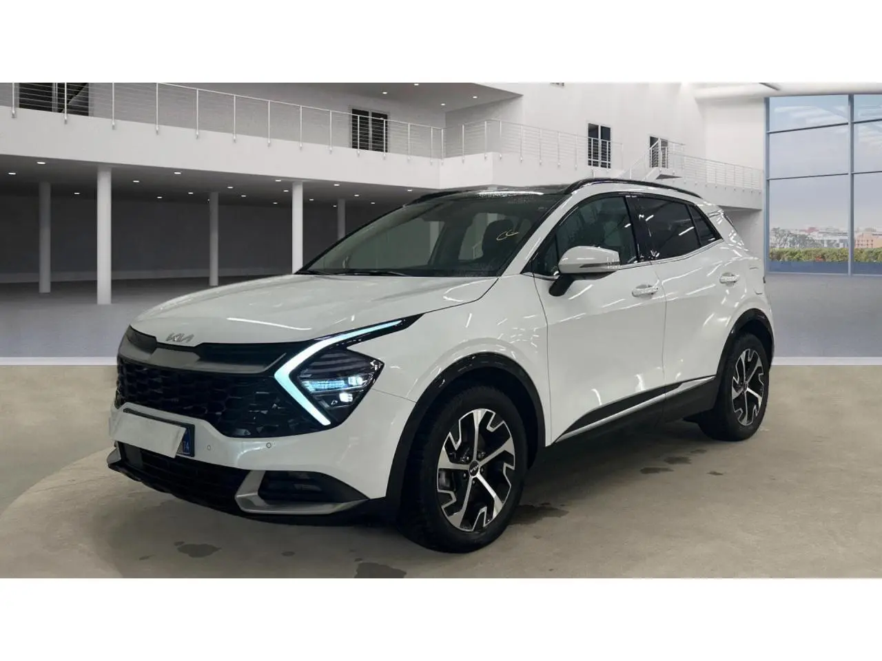 KIA SPORTAGE hybride blanc vue 3/4 avant avec toit noir et jantes alliage 18 pouces en intérieur showroom.