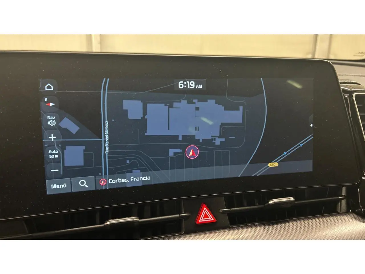 Écran tactile 12,3 pouces du Kia Sportage 2022 affichant la navigation GPS sur fond sombre avec carte de Corbas, France.