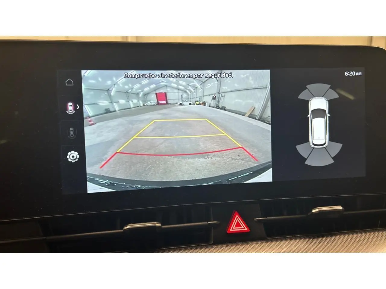 Affichage de la caméra de recul du Kia Sportage blanc, vue arrière avec lignes de guidage et capteurs de proximité.