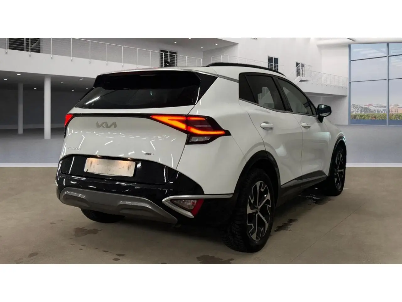 KIA SPORTAGE blanc vue 3/4 arrière droit avec toit noir et jantes alliage 18 pouces en intérieur moderne.