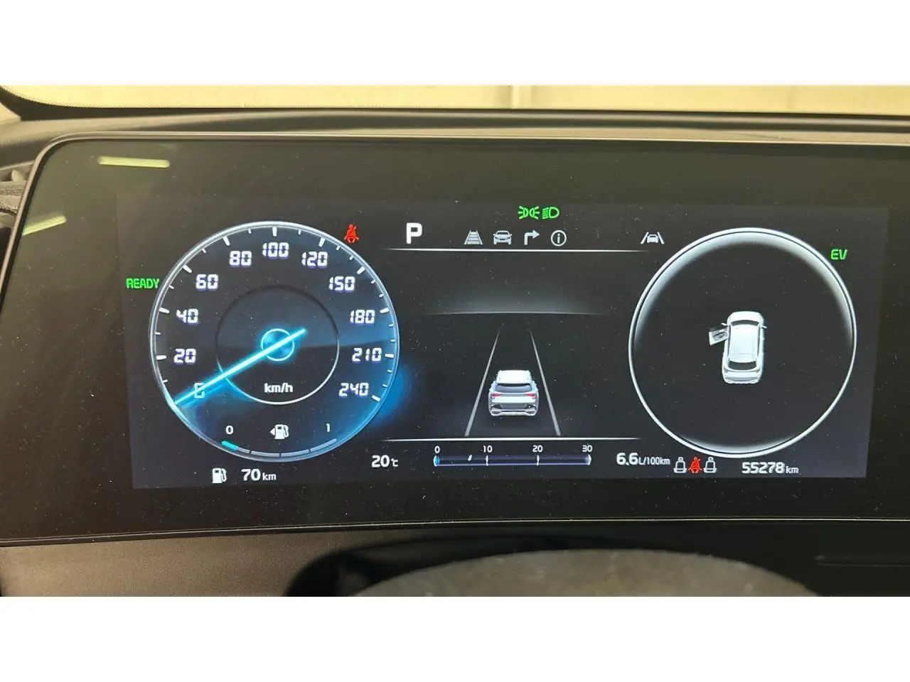 Affichage numérique 12,3 pouces du tableau de bord du Kia Sportage hybride 2022, montrant la vitesse et l'assistance à la conduite.