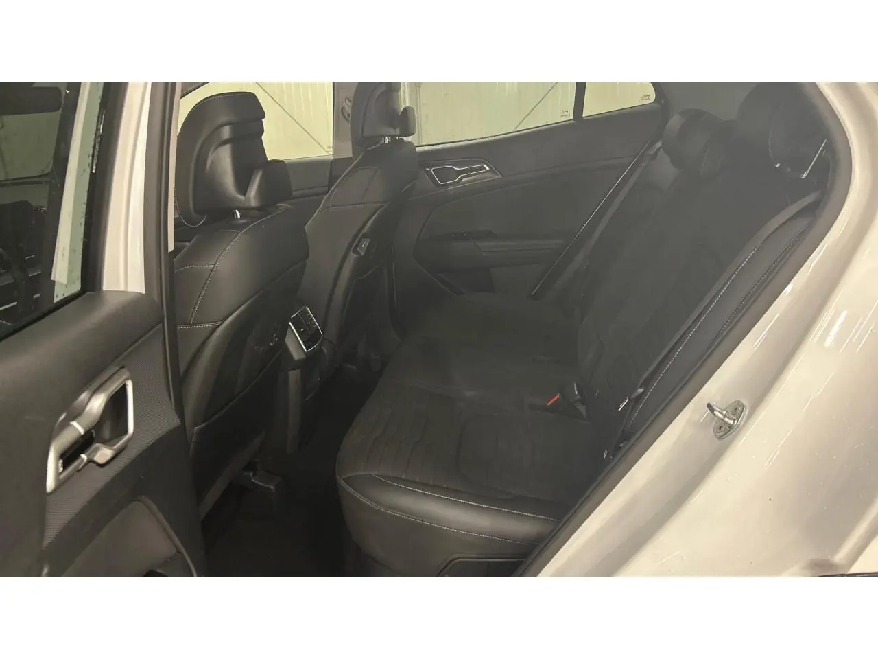 Vue intérieure côté droit des sièges arrière noirs en cuir et suède du Kia Sportage blanc 2022 GT-line Premium hybride