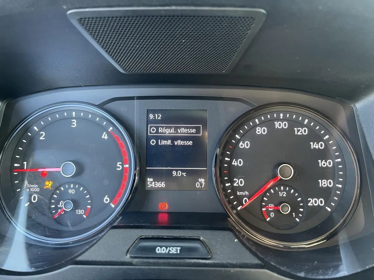 Tableau de bord du Volkswagen Crafter Fourgon 35 L3H3 Business 2022 montrant compte-tours, vitesse et affichage multifonction.