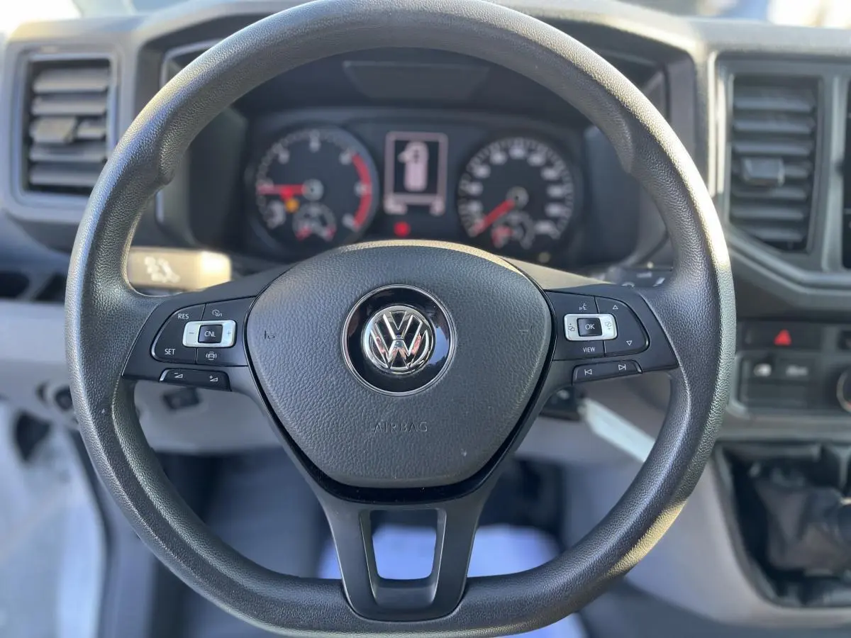 Volant multifonctions noir de Volkswagen Crafter Fourgon 2022 vu de face avec tableau de bord en arrière-plan.