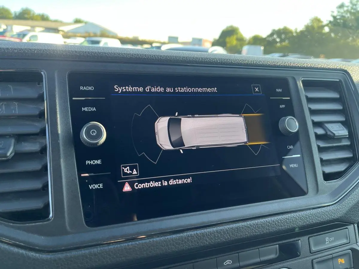 Écran tactile du système d'aide au stationnement dans le tableau de bord du Volkswagen Crafter blanc 2022.
