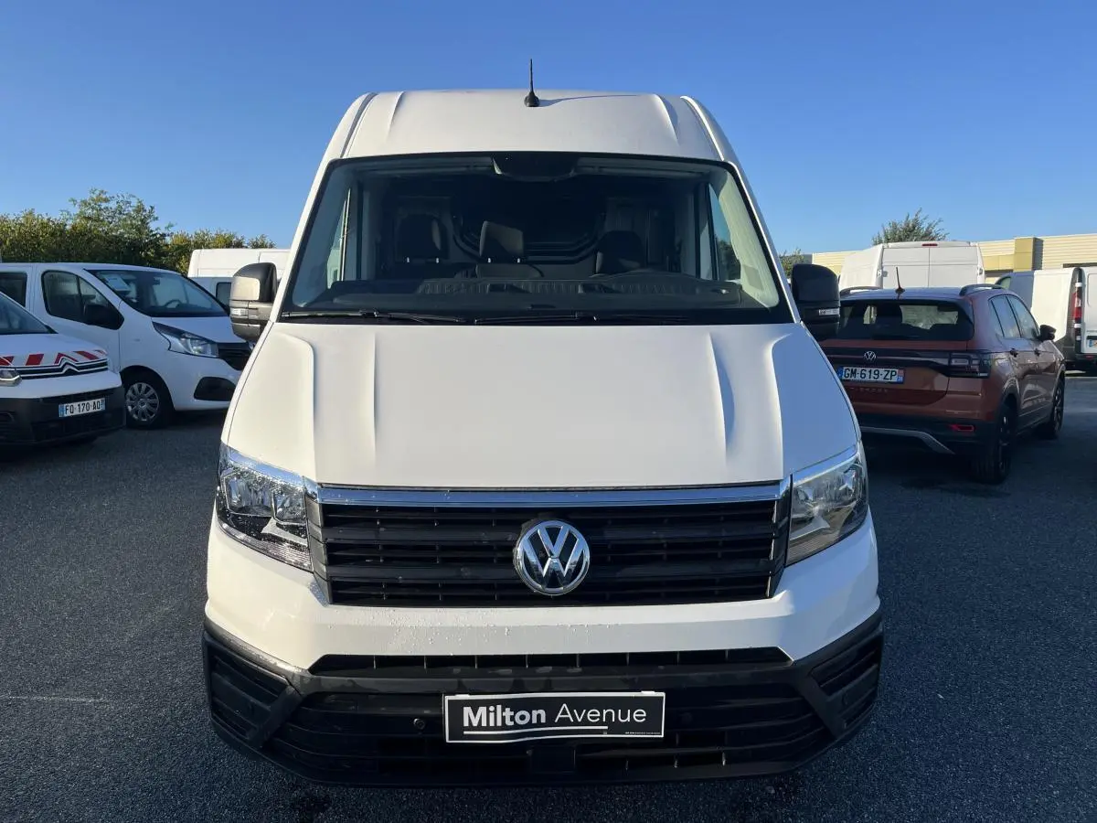 Vue frontale d'un Volkswagen Crafter fourgon blanc 2022 avec calandre noire et logo VW centré.