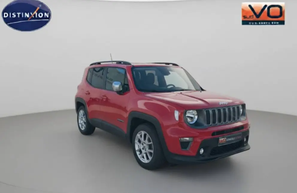Jeep Renegade rouge vue 3/4 avant droit avec barres de toit et jantes alliage 17 pouces sur fond neutre.
