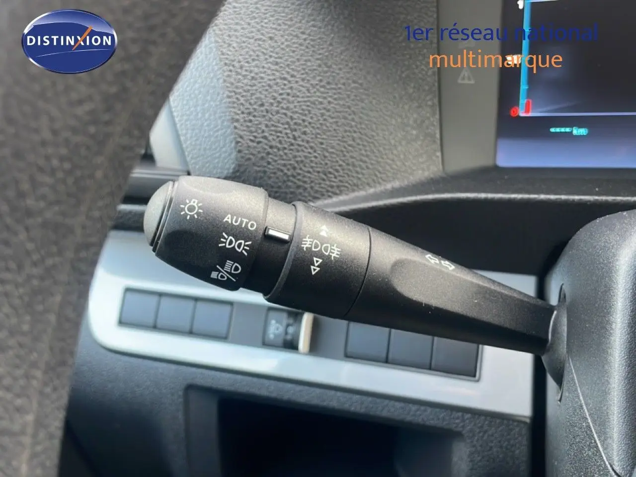 Gros plan sur la commande des feux au volant du Citroën Jumpy gris titane, avec tableau de bord partiellement visible.