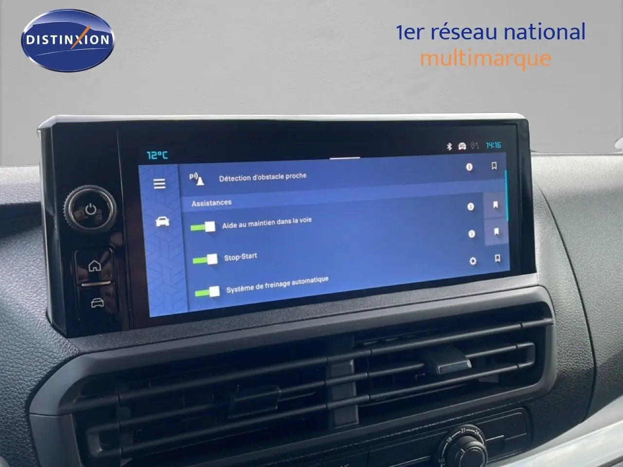 Écran tactile du tableau de bord du Citroën Jumpy gris titane, affichant les aides à la conduite.