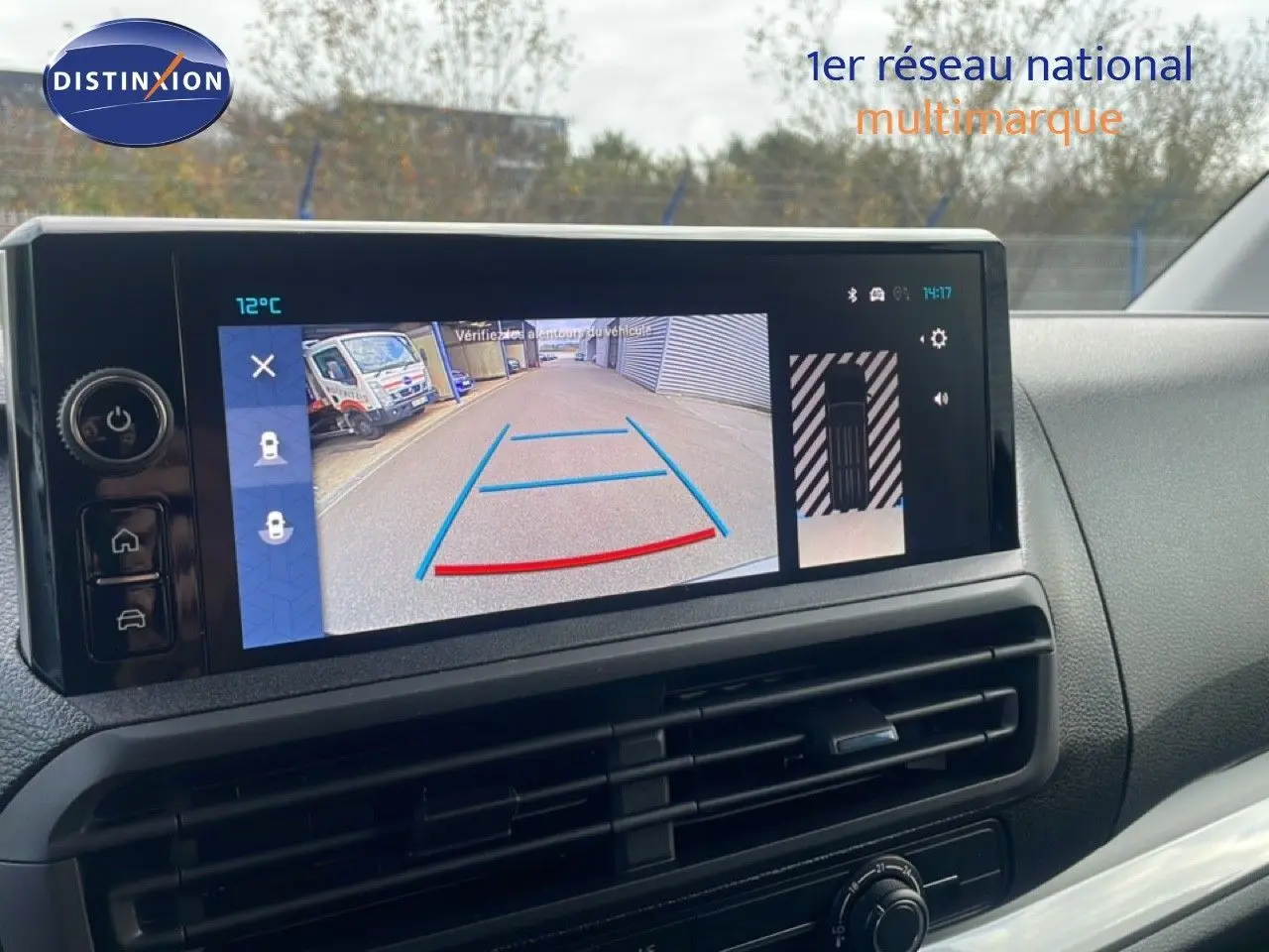 Écran central montrant la caméra de recul du Citroën Jumpy gris titane, avec les lignes de guidage en bleu et rouge.