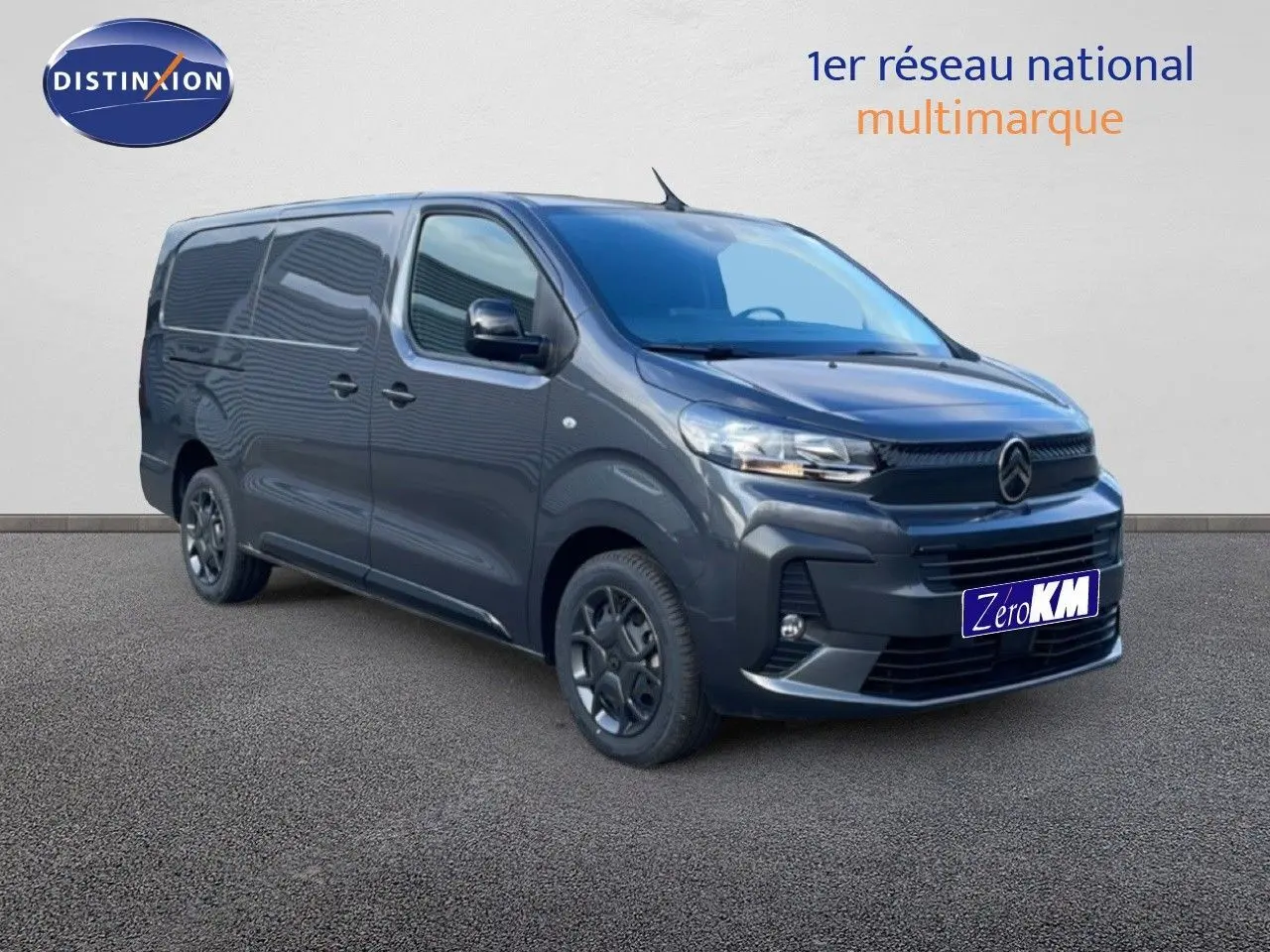 Vue 3/4 avant gauche d’un Citroën Jumpy Van Long L3 gris titane métal avec calandre noire et jantes foncées.