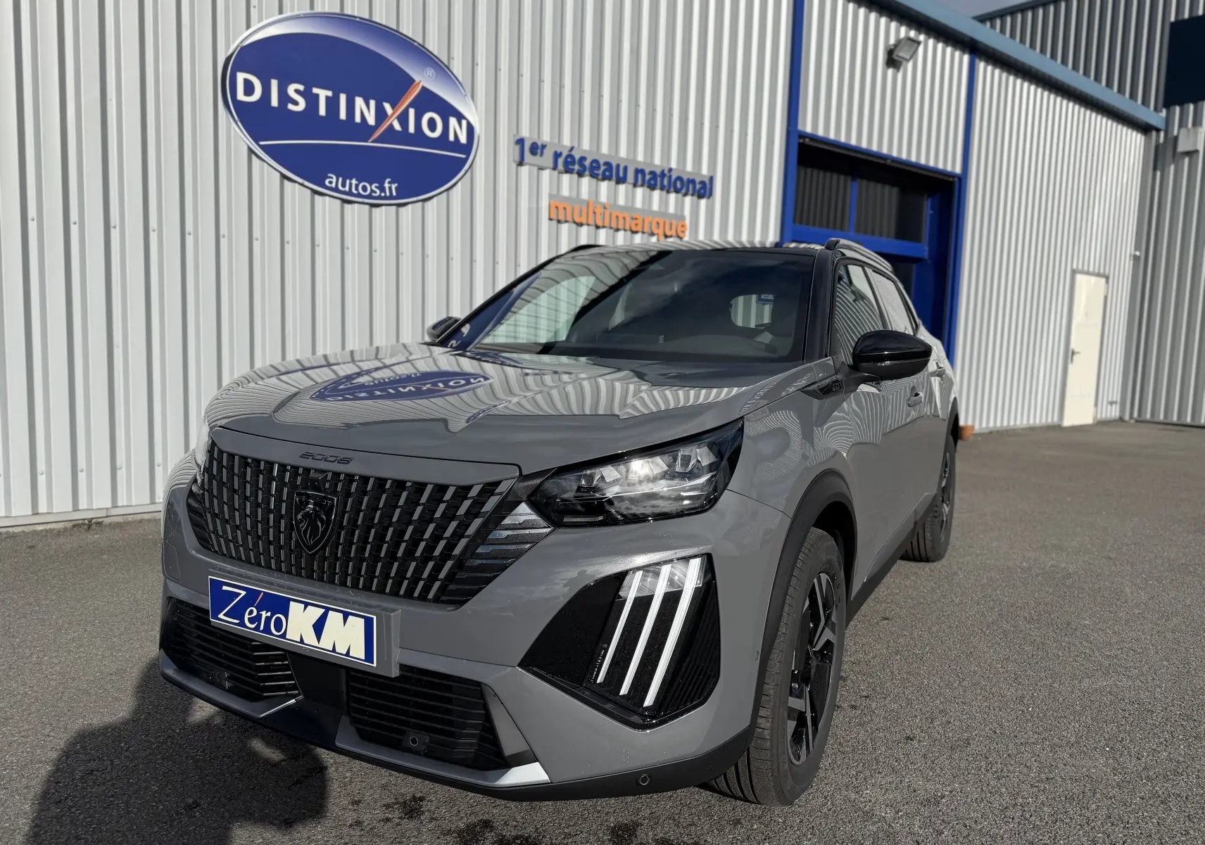 Peugeot 2008 Hybrid gris selenium toit noir, vue 3/4 avant droit, avec calandre noire et feux LED distinctifs.